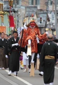 大通りを行く大名行列の天狗