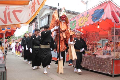 八幡宮を出て露店の間を抜ける
