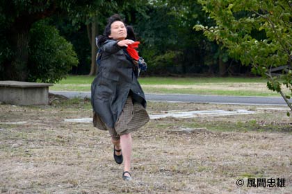第49回お寺で音楽を楽しむ会「The 11th FUKUSHOJI JAZZ INN 堀川久子が岡部洋一で踊ル」でジャズ演奏とコラボする堀川久子さん