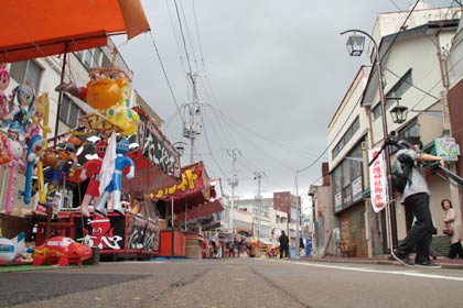 サンロード宮町に並んだ露店の上にはこれまでのオーバーアーケードの天井に代わって空が広がる