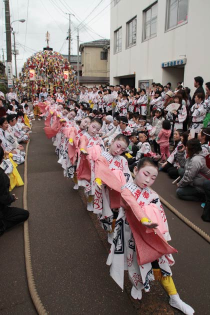 横町万灯組が第一生命燕ビル前で出陣式