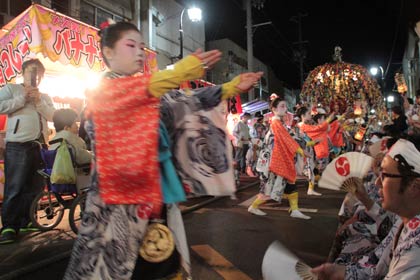 最後に飴屋前で下座を行う木場小路万灯組