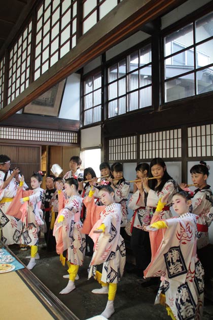  玉川堂の土間で踊りを披露する横町万灯組