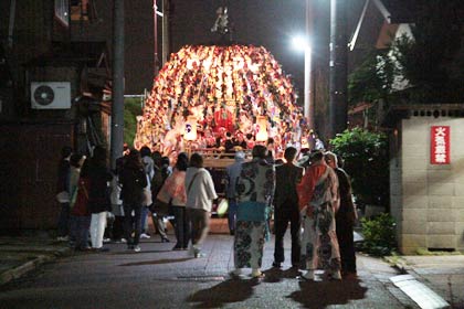 宵宮の行事を終わって木場小路に戻ってきた木場小路万灯組