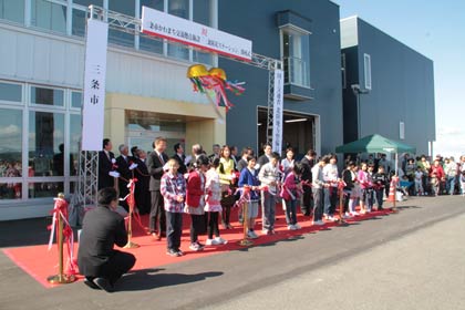  三条市かわまち交流拠点施設「三条防災ステーション」の開所式のテープカット