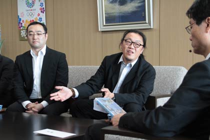 鈴木市長と歓談するナシモト監督、島田社長