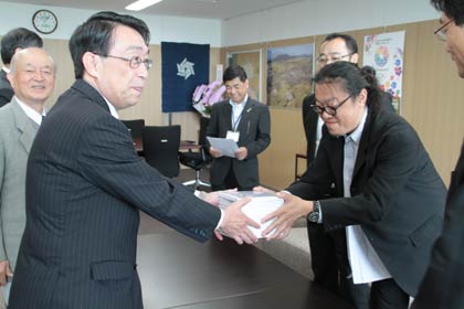 DVDを受け取る「はばたけ燕実行委員会」実行委員長の細山燕商議所副会頭