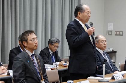 あいさつする会長の斉藤三条商議所会頭