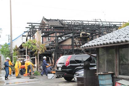 燕市桜町の火災現場