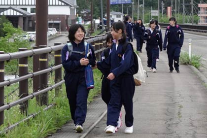 生徒約350人が参加した三条市立第三中学校のチャレンジウォーク