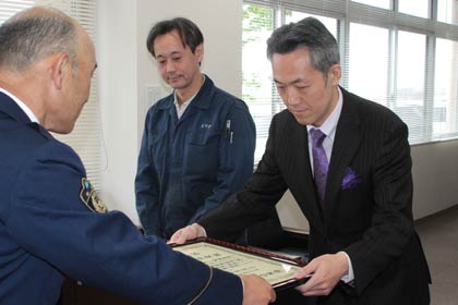 左から石口署長、玉川工場長、玉川社長