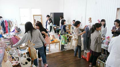  前回のチャリティーフリーマーケット「Flea Market at Room」のようす