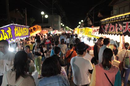 24日の吉田天満宮大祭の宵宮は195の露店が並び近年にないにぎわい