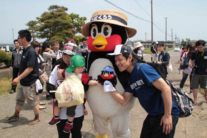 記念撮影にこたえるつば九郎