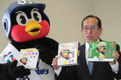  つば九郎米弁当のパッケージ案を手につば九郎と羽柴後楽取締役