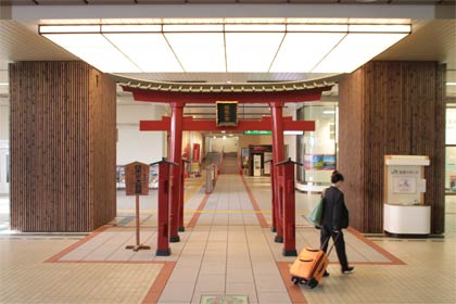 リニューアルされた燕三条駅弥彦線乗換通路の鳥居と石畳風になった床