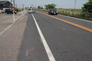 三条市下須頃地内の国道8号で車が正面衝突した現場