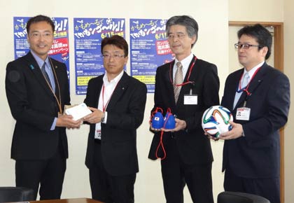 「かもめーるで『かもンゴ～ル』！ガンバレ酒井高徳選手応援キャンペーン」の実施でかもめ～る519枚を三条市を通じて子どもたちのプレゼント