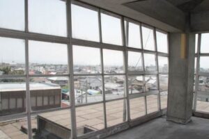 窓を磨き上げた旧燕市庁舎本館最上階のグリーンハウス
