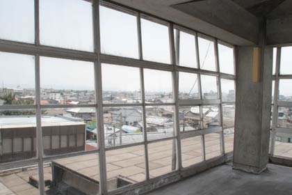  窓を磨き上げた旧燕市庁舎本館最上階のグリーンハウス