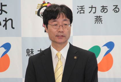 定例記者会見を行う鈴木市長