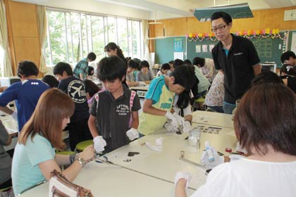  親子で協力してクッキー型を作る