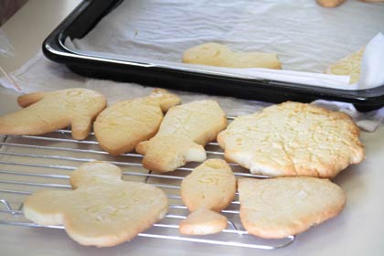 作ったクッキー型を使ってさっそくクッキーを焼く