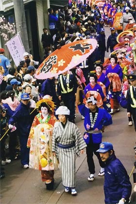  「分水おいらん道中部門」最優秀賞の鈴木寛さん＝燕市＝の「行列」