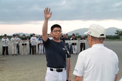  第43回燕市民ナイターソフトボール大会の開会式で選手宣誓を行うチーム「スワロー」の武内友宏選手