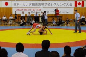 第53回日・加親善高等学校レスリング大会新潟・三条大会でカナダと県内のチームが対戦