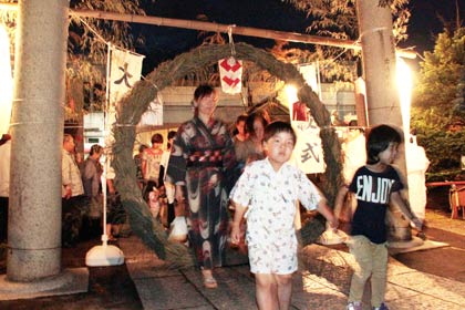戸隠神社で6月29日に行われた夏越の大はらえ、奉納行事のあと茅の輪をくぐる