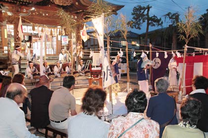 飛燕太鼓と燕御神楽神伶会が和太鼓と神楽を奉納