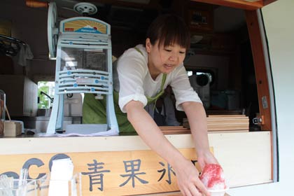 31日まで新潟市岩室観光施設「いわむろや」で行われている「芝生カフェキャラバンDAIDOCO青果氷店2014＠いわむろや」