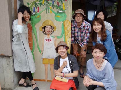 貸しアトリエ「あとりえきっか」で開かれている「河童展」の出展作家たち