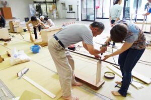 6日まで第13回加茂・桐たんす祭、女性による桐たんす製作体験には抽選で選ばれた5人が挑戦
