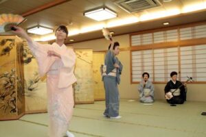櫻家の弥彦芸妓のお座敷遊び入門講座第二弾「七夕の夕べ」に30人が参加して弥彦芸妓と華やかでにぎやかなうたげを堪能