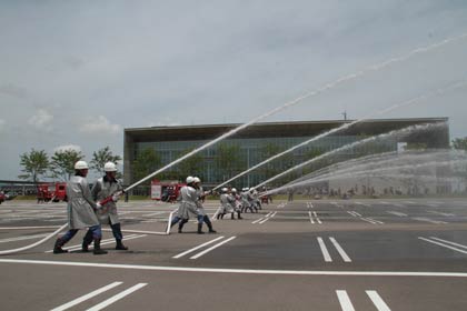 初めて新庁舎を会場に行われた燕市消防演習、約900人が参加して炎天下で訓練を披露