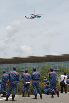 県の防災ヘリが庁舎の真上でホバリングして救助