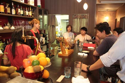 燕市の「みらい起業塾」で受講生の店舗を視察、カフェ＆バー「美しい時間」で