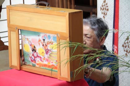 紙芝居を披露する宮町の竹井自治会長