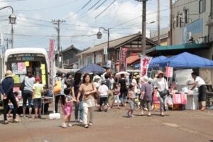 6日、燕市の吉田定期露店市「一・六の市」とあわせて開かれたつばめるしぇ