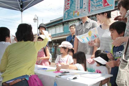 本部でクイズラリーの受け付けをする子どもたち