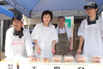 通りの商店も“市日通り商店街”を結成して出店、いちばん左がホンマデンキの本間さん