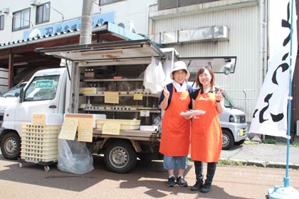 これまでもつばめるしぇに出店している「嘉平のとうふ」は会社の前に移動販売車をとめて販売