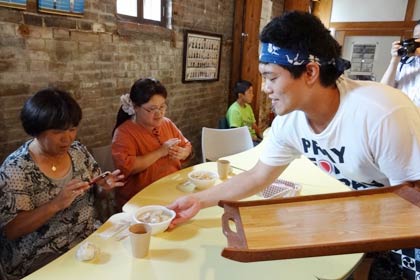 三条市内の避難者に塩ちゃんこと旭小児童のおにぎりをふるまった佐藤聖幸さん