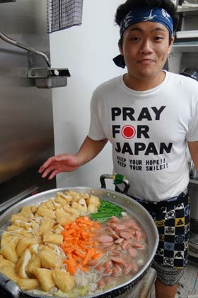 避難先だった三条市体育文化センターから借りた大鍋で塩ちゃんこを調理した