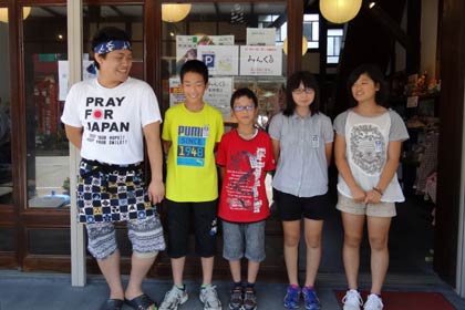 旭小児童と「みんくる」の玄関に出て客を迎える