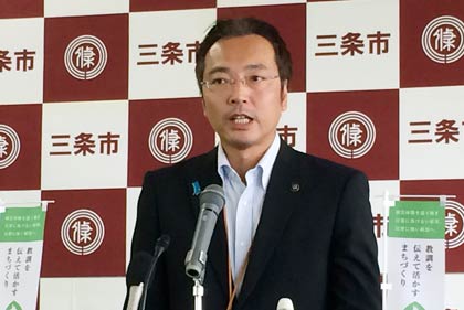 記者会見を行う国定三条市長