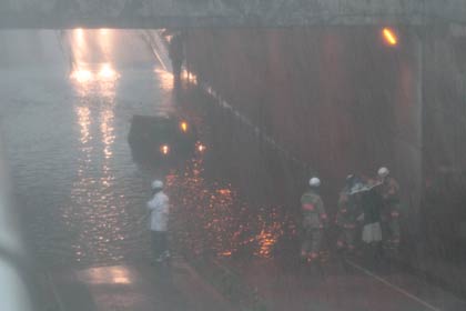  須頃の国道289号下のアンダーパスは車1台が水没
