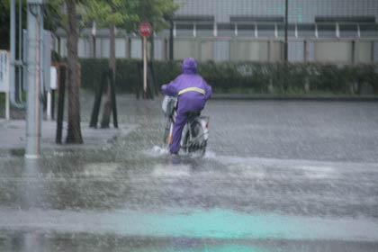 燕三条地場産行振興センター付近の冠水